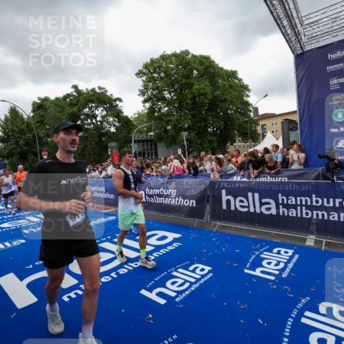 29.06.2025 - hella hamburg halbmarathon Zöllner http://msf.ph/oto/8418613 29.06.2025 10:51:57 Ziel 2818, 2823, 2880, 4297, 5102, 7724, 8856, 9793, 9959, 10057, 13799, 15427, 15690, 17815, 17962, 18869, 19137 meine-sportfotos.de