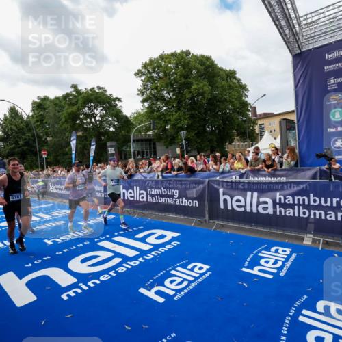 29.06.2025 - hella hamburg halbmarathon Zöllner http://msf.ph/oto/8418615 29.06.2025 10:29:42 Ziel 6781, 7186, 16818, 18422, 18699, 19204 meine-sportfotos.de