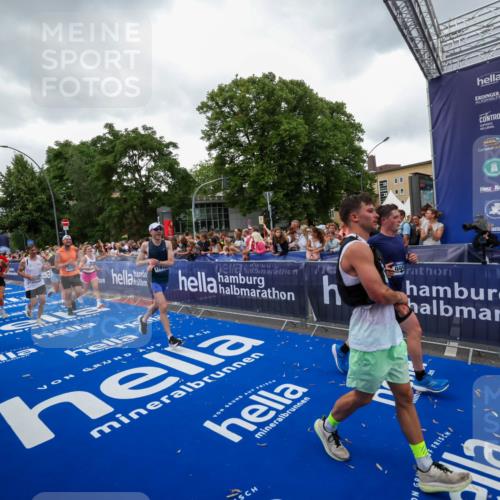 29.06.2025 - hella hamburg halbmarathon Zöllner http://msf.ph/oto/8418637 29.06.2025 10:51:58 Ziel 2818, 2823, 2880, 4033, 4297, 5102, 6390, 7409, 7724, 8856, 9793, 9959, 10057, 13799, 15690, 17815, 17962, 18869, 19137 meine-sportfotos.de