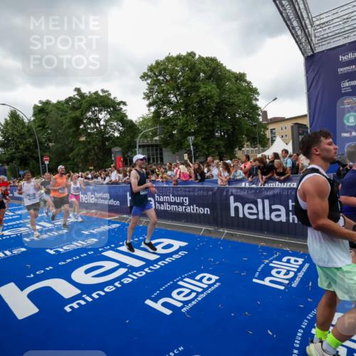 29.06.2025 - hella hamburg halbmarathon Zöllner http://msf.ph/oto/8418644 29.06.2025 10:51:59 Ziel 2818, 2823, 2880, 4033, 4297, 5102, 6390, 7130, 7409, 7724, 8413, 8856, 8977, 9959, 10057, 13799, 15690, 17815, 17962, 17978, 18869, 19137 meine-sportfotos.de