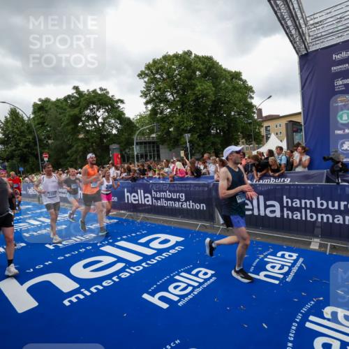 29.06.2025 - hella hamburg halbmarathon Zöllner http://msf.ph/oto/8418651 29.06.2025 10:51:59 Ziel 2818, 2823, 2880, 4033, 4297, 5102, 6390, 7130, 7409, 7724, 8413, 8856, 8977, 9959, 10057, 13799, 15690, 17815, 17962, 17978, 18869, 19137 meine-sportfotos.de