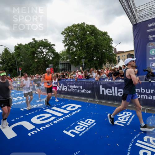 29.06.2025 - hella hamburg halbmarathon Zöllner http://msf.ph/oto/8418658 29.06.2025 10:51:59 Ziel 2818, 2823, 2880, 4033, 4297, 5102, 6390, 7130, 7409, 7724, 8413, 8856, 8977, 9959, 10057, 13799, 15690, 17815, 17962, 17978, 18869, 19137 meine-sportfotos.de