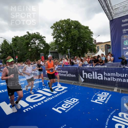 29.06.2025 - hella hamburg halbmarathon Zöllner http://msf.ph/oto/8418666 29.06.2025 10:52:00 Ziel 2818, 2823, 2880, 4033, 4297, 5102, 5336, 6390, 7130, 7409, 7724, 8413, 8856, 8977, 10057, 13799, 15356, 15690, 17815, 17962, 17978, 18869 meine-sportfotos.de