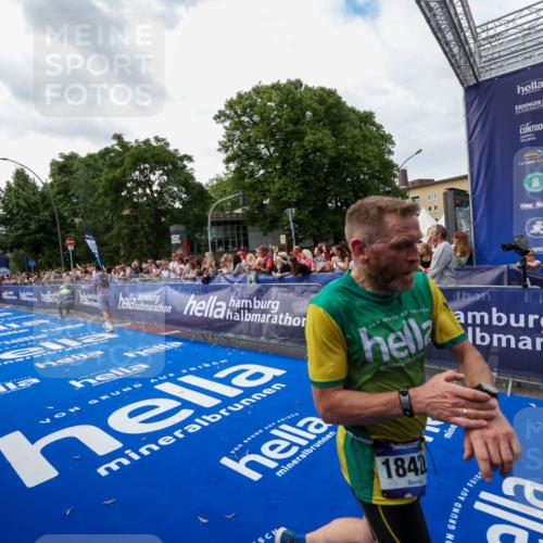 29.06.2025 - hella hamburg halbmarathon Zöllner http://msf.ph/oto/8418677 29.06.2025 10:29:44 Ziel 6781, 7186, 13374, 16818, 18422, 18699, 19204 meine-sportfotos.de