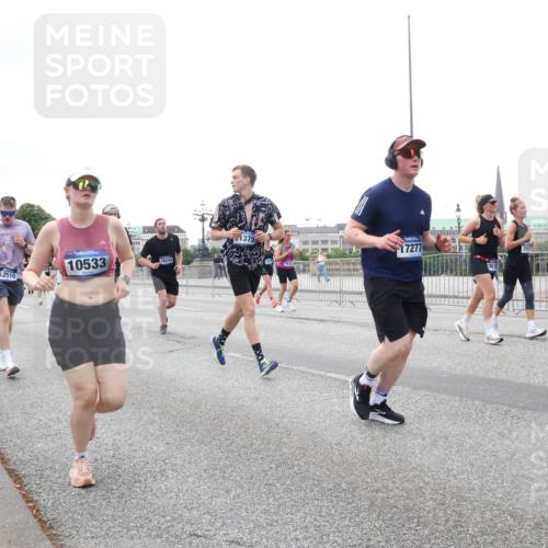 29.06.2025 - hella hamburg halbmarathon Lena Gebhardt http://msf.ph/oto/8418681 29.06.2025 10:52:09 Lombardsbrücke 12510, 10533, 16234, 1375, 17277, 1418, 1978, 3038, 3240, 3645, 3991, 4087, 4273, 4436, 4598, 4606, 4815, 5062, 5262, 5534, 6386, 6403, 6404, 6406, 6456, 6604, 6671, 6947, 6985, 7682, 7690, 7691, 7735, 7812, 8194, 8196, 8250, 8251, 8621, 9220, 9368, 9460, 9590, 9594, 9673, 9730, 9731, 10296, 10342, 10521, 10533, 10634, 10673, 10693, 10830, 10884, 11084, 11101, 11126, 11127, 11297, 11375, 11736, 11875, 11899, 11974, 12065, 12546, 12558 meine-sportfotos.de