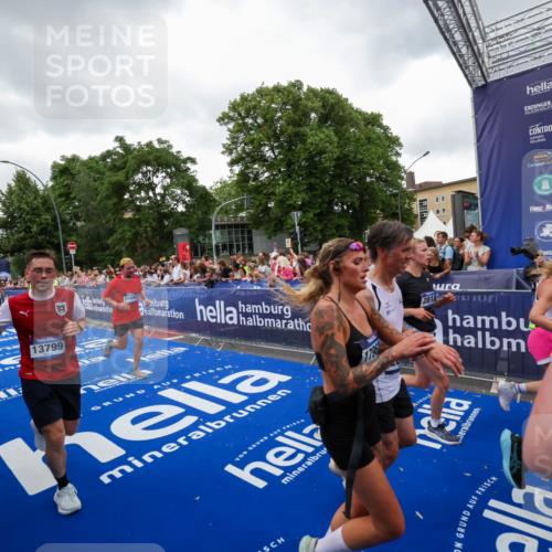 29.06.2025 - hella hamburg halbmarathon Zöllner http://msf.ph/oto/8418687 29.06.2025 10:52:01 Ziel 2818, 2823, 2880, 4033, 4297, 5102, 5336, 6390, 7130, 7409, 7724, 8413, 8856, 8977, 10057, 13799, 15356, 15690, 17962, 17978, 18869 meine-sportfotos.de