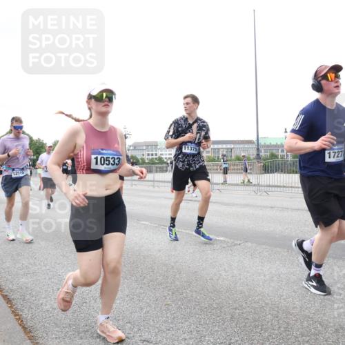 29.06.2025 - hella hamburg halbmarathon Lena Gebhardt http://msf.ph/oto/8418731 29.06.2025 10:52:10 Lombardsbrücke 12510, 10533, 11375, 1727, 1418, 1978, 3038, 3645, 3991, 4087, 4273, 4436, 4598, 4606, 4815, 5062, 5262, 5534, 6386, 6403, 6404, 6406, 6456, 6604, 6671, 6947, 6985, 7682, 7690, 7691, 7735, 7812, 8194, 8196, 8250, 8251, 8621, 9220, 9368, 9460, 9590, 9594, 9673, 9730, 9731, 10296, 10342, 10521, 10533, 10634, 10673, 10693, 10830, 10884, 11084, 11101, 11126, 11127, 11297, 11375, 11736, 11899, 11974, 12065, 12546, 12558 meine-sportfotos.de