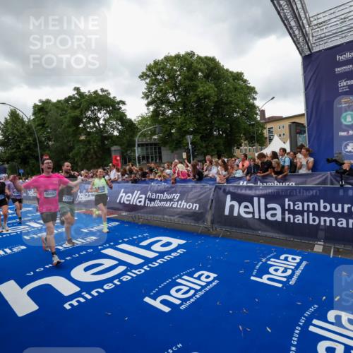 29.06.2025 - hella hamburg halbmarathon Zöllner http://msf.ph/oto/8418733 29.06.2025 10:52:04 Ziel 4033, 5336, 6390, 7130, 7409, 7724, 8413, 8977, 10057, 15356, 15506, 16179, 17978, 18869 meine-sportfotos.de