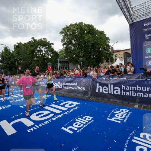 29.06.2025 - hella hamburg halbmarathon Zöllner http://msf.ph/oto/8418740 29.06.2025 10:52:04 Ziel 4033, 5336, 6390, 7130, 7409, 7724, 8413, 8977, 10057, 15356, 15506, 16179, 17978, 18869 meine-sportfotos.de
