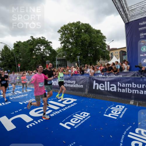 29.06.2025 - hella hamburg halbmarathon Zöllner http://msf.ph/oto/8418750 29.06.2025 10:52:05 Ziel 4033, 5336, 6390, 7130, 7409, 7724, 7732, 8413, 8977, 10057, 15356, 15506, 15829, 16179, 16666, 17978, 18869 meine-sportfotos.de