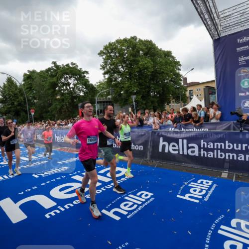 29.06.2025 - hella hamburg halbmarathon Zöllner http://msf.ph/oto/8418767 29.06.2025 10:52:05 Ziel 4033, 5336, 6390, 7130, 7409, 7724, 7732, 8413, 8977, 10057, 15356, 15506, 15829, 16179, 16666, 17978, 18869 meine-sportfotos.de