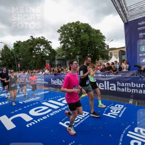 29.06.2025 - hella hamburg halbmarathon Zöllner http://msf.ph/oto/8418783 29.06.2025 10:52:05 Ziel 4033, 5336, 6390, 7130, 7409, 7724, 7732, 8413, 8977, 10057, 15356, 15506, 15829, 16179, 16666, 17978, 18869 meine-sportfotos.de
