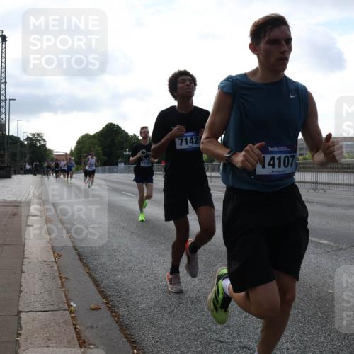 29.06.2025 - hella hamburg halbmarathon Lena Gebhardt http://msf.ph/oto/8418785 29.06.2025 09:41:42 Lombardsbrücke 13751, 7142, 14107, 1241, 2459, 2892, 4128, 4571, 6559, 7142, 7862, 7963, 9442, 10234, 10780, 11194, 11624, 12067, 12641, 13440, 13751, 13780, 14107, 16169, 16361, 16484, 17856, 17886, 18124, 18897 meine-sportfotos.de