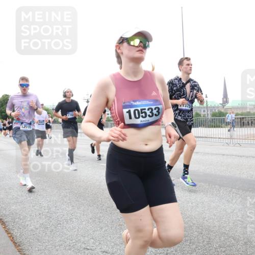 29.06.2025 - hella hamburg halbmarathon Lena Gebhardt http://msf.ph/oto/8418796 29.06.2025 10:52:10 Lombardsbrücke 12510, 4087, 1742, 10533, 861, 1418, 1978, 3038, 3645, 3991, 4087, 4273, 4436, 4598, 4606, 4815, 5062, 5262, 5534, 6386, 6403, 6404, 6406, 6456, 6604, 6671, 6947, 6985, 7682, 7690, 7691, 7735, 7812, 8194, 8196, 8250, 8251, 8621, 9220, 9368, 9460, 9590, 9594, 9673, 9730, 9731, 10296, 10342, 10521, 10533, 10634, 10673, 10693, 10830, 10884, 11084, 11101, 11126, 11127, 11297, 11375, 11736, 11899, 11974, 12065, 12546, 12558 meine-sportfotos.de