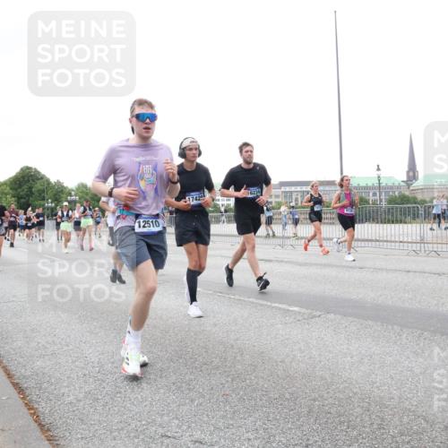 29.06.2025 - hella hamburg halbmarathon Lena Gebhardt http://msf.ph/oto/8418839 29.06.2025 10:52:11 Lombardsbrücke 12510, 1742, 6234, 9730, 1418, 1978, 2528, 3038, 3645, 4087, 4273, 4436, 4598, 4606, 4815, 5062, 5262, 5534, 6386, 6403, 6404, 6406, 6456, 6604, 6671, 6947, 6985, 7682, 7690, 7691, 7735, 7812, 8194, 8196, 8250, 8251, 8621, 9103, 9220, 9368, 9460, 9590, 9594, 9673, 9730, 9731, 10080, 10296, 10342, 10521, 10533, 10634, 10673, 10693, 10830, 10884, 11084, 11101, 11126, 11127, 11297, 11375, 11736, 11899, 11974, 12065, 12546, 12558 meine-sportfotos.de