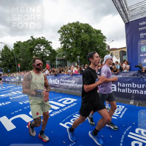 29.06.2025 - hella hamburg halbmarathon Zöllner http://msf.ph/oto/8418857 29.06.2025 10:52:08 Ziel 1482, 2595, 5093, 5336, 5378, 7130, 7732, 8413, 8977, 12580, 15356, 15506, 15829, 16179, 16666, 17033, 17978, 18801 meine-sportfotos.de