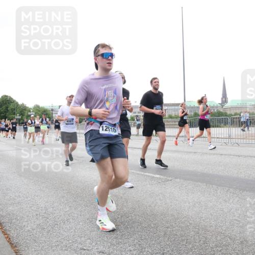 29.06.2025 - hella hamburg halbmarathon Lena Gebhardt http://msf.ph/oto/8418862 29.06.2025 10:52:11 Lombardsbrücke 4087, 12510, 16234, 1418, 1978, 2528, 3038, 3645, 4087, 4273, 4436, 4598, 4606, 4815, 5062, 5262, 5534, 6386, 6403, 6404, 6406, 6456, 6604, 6671, 6947, 6985, 7682, 7690, 7691, 7735, 7812, 8194, 8196, 8250, 8251, 8621, 9103, 9220, 9368, 9460, 9590, 9594, 9673, 9730, 9731, 10080, 10296, 10342, 10521, 10533, 10634, 10673, 10693, 10830, 10884, 11084, 11101, 11126, 11127, 11297, 11375, 11736, 11899, 11974, 12065, 12546, 12558 meine-sportfotos.de