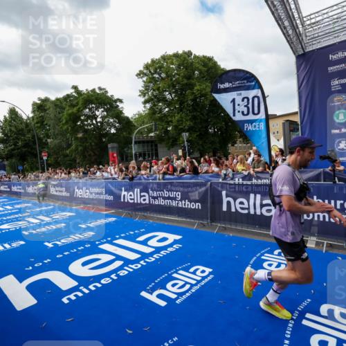 29.06.2025 - hella hamburg halbmarathon Zöllner http://msf.ph/oto/8418875 29.06.2025 10:29:59 Ziel 5308, 15672, 19202 meine-sportfotos.de