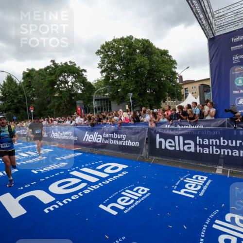 29.06.2025 - hella hamburg halbmarathon Zöllner http://msf.ph/oto/8418898 29.06.2025 10:52:09 Ziel 1482, 2397, 2595, 5093, 5336, 5378, 7732, 12580, 13726, 14248, 15356, 15506, 15829, 16179, 16666, 17033, 18801 meine-sportfotos.de