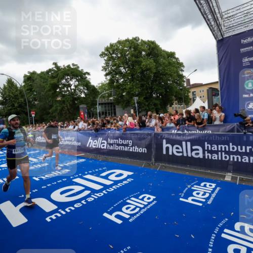 29.06.2025 - hella hamburg halbmarathon Zöllner http://msf.ph/oto/8418909 29.06.2025 10:52:10 Ziel 1482, 2397, 2595, 5093, 5378, 6897, 7732, 9082, 12580, 13726, 14248, 15506, 15829, 16179, 16320, 16666, 17033, 18801 meine-sportfotos.de