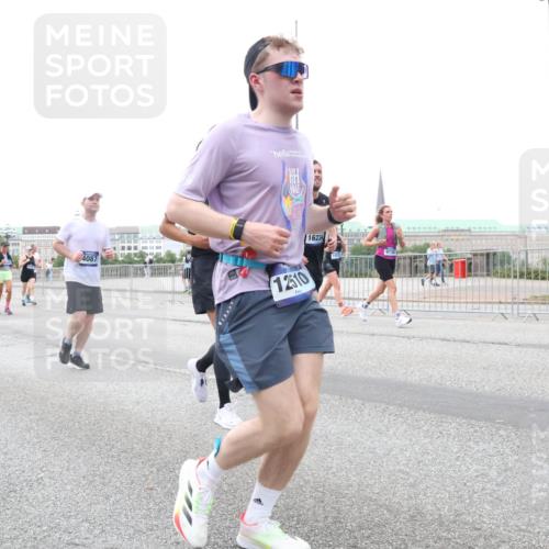 29.06.2025 - hella hamburg halbmarathon Lena Gebhardt http://msf.ph/oto/8418912 29.06.2025 10:52:11 Lombardsbrücke 4087, 12510, 16234, 1418, 1978, 2528, 3038, 3645, 4087, 4273, 4436, 4598, 4606, 4815, 5062, 5262, 5534, 6386, 6403, 6404, 6406, 6456, 6604, 6671, 6947, 6985, 7682, 7690, 7691, 7735, 7812, 8194, 8196, 8250, 8251, 8621, 9103, 9220, 9368, 9460, 9590, 9594, 9673, 9730, 9731, 10080, 10296, 10342, 10521, 10533, 10634, 10673, 10693, 10830, 10884, 11084, 11101, 11126, 11127, 11297, 11375, 11736, 11899, 11974, 12065, 12546, 12558 meine-sportfotos.de