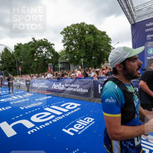 29.06.2025 - hella hamburg halbmarathon Zöllner http://msf.ph/oto/8418927 29.06.2025 10:52:11 Ziel 1482, 2397, 2595, 5032, 5093, 5378, 6897, 7732, 9082, 12135, 12580, 13726, 14248, 14300, 15506, 15829, 16003, 16179, 16320, 16666, 17033, 17130, 18475, 18801 meine-sportfotos.de