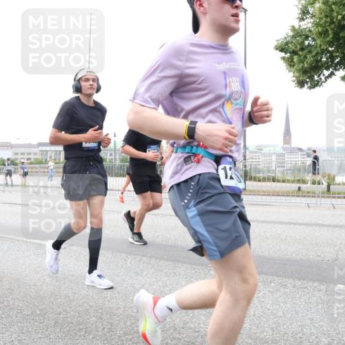29.06.2025 - hella hamburg halbmarathon Lena Gebhardt http://msf.ph/oto/8418943 29.06.2025 10:52:12 Lombardsbrücke 4087, 1002, 12, 1418, 1978, 2528, 3038, 3645, 4087, 4273, 4436, 4598, 4606, 4815, 5062, 5262, 5534, 6386, 6403, 6404, 6406, 6456, 6604, 6671, 6947, 6985, 7682, 7690, 7691, 7735, 7812, 8194, 8196, 8250, 8251, 8621, 9103, 9220, 9368, 9460, 9590, 9594, 9673, 9730, 9731, 10080, 10296, 10342, 10533, 10634, 10673, 10693, 10830, 10884, 11084, 11101, 11126, 11127, 11297, 11375, 11736, 11899, 11974, 12065, 12546, 12558 meine-sportfotos.de