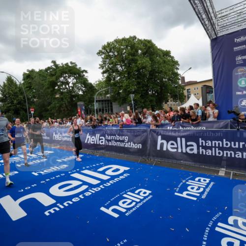 29.06.2025 - hella hamburg halbmarathon Zöllner http://msf.ph/oto/8418949 29.06.2025 10:52:12 Ziel 1482, 2397, 2595, 5032, 5093, 5378, 6897, 7732, 9082, 12135, 12580, 13726, 14248, 14300, 15275, 15829, 16003, 16179, 16320, 16591, 16666, 17033, 17130, 18475, 18801 meine-sportfotos.de