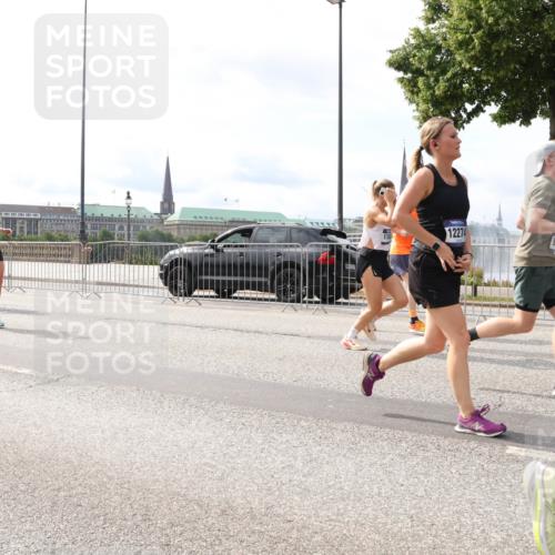 29.06.2025 - hella hamburg halbmarathon Lena Gebhardt http://msf.ph/oto/8418958 29.06.2025 10:18:09 Lombardsbrücke 11450, 175, 12274, 1015, 1159, 1160, 1268, 1274, 1325, 1458, 1554, 1622, 1641, 1749, 1982, 2087, 2094, 2147, 2335, 2634, 2931, 3125, 3138, 3292, 3321, 3482, 3977, 4710, 4738, 4804, 5004, 5290, 5611, 5733, 5909, 6270, 7094, 7641, 7649, 7838, 7882, 7883, 8067, 8128, 8144, 8248, 8607, 8799, 9222, 9400, 9539, 9717, 9734, 9798, 9834, 9844, 9964, 10174, 10332, 10509, 10659, 10908, 12498, 13341 meine-sportfotos.de