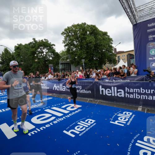 29.06.2025 - hella hamburg halbmarathon Zöllner http://msf.ph/oto/8418967 29.06.2025 10:52:13 Ziel 1482, 2397, 2595, 4837, 5032, 5087, 5093, 5378, 5482, 6897, 7732, 9082, 12135, 12580, 13726, 14248, 14300, 15275, 15829, 16003, 16320, 16591, 16666, 17033, 17130, 18475, 18801 meine-sportfotos.de
