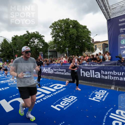 29.06.2025 - hella hamburg halbmarathon Zöllner http://msf.ph/oto/8418974 29.06.2025 10:52:13 Ziel 1482, 2397, 2595, 4837, 5032, 5087, 5093, 5378, 5482, 6897, 7732, 9082, 12135, 12580, 13726, 14248, 14300, 15275, 15829, 16003, 16320, 16591, 16666, 17033, 17130, 18475, 18801 meine-sportfotos.de