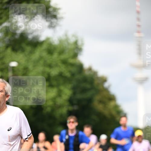 29.06.2025 - hella hamburg halbmarathon Dr. Thomas Lammeyer http://msf.ph/oto/8418983 29.06.2025 10:46:10 Kennedybrücke 1314, 1317, 1536, 1648, 2229, 2762, 2763, 3459, 3532, 3533, 3694, 4774, 5086, 5942, 6066, 6137, 6450, 6719, 6726, 6793, 6846, 6894, 7821, 7968, 8162, 8293, 8300, 8301, 8443, 8586, 9370, 9588, 10027, 10181, 10483, 11011, 11017, 11024, 11097, 11098, 11207, 11255, 11437, 11438 meine-sportfotos.de