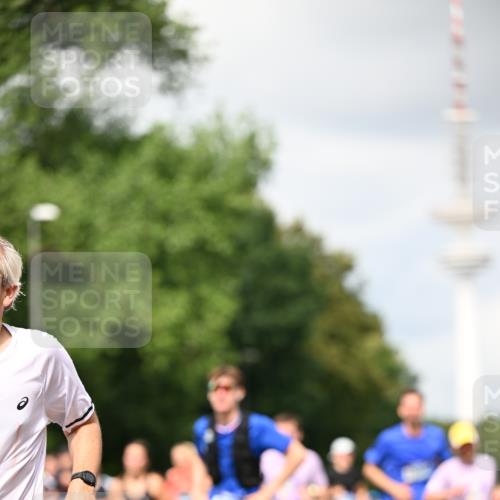 29.06.2025 - hella hamburg halbmarathon Dr. Thomas Lammeyer http://msf.ph/oto/8418986 29.06.2025 10:46:10 Kennedybrücke 1314, 1317, 1536, 1648, 2229, 2762, 2763, 3459, 3532, 3533, 3694, 4774, 5086, 5942, 6066, 6137, 6450, 6719, 6726, 6793, 6846, 6894, 7821, 7968, 8162, 8293, 8300, 8301, 8443, 8586, 9370, 9588, 10027, 10181, 10483, 11011, 11017, 11024, 11097, 11098, 11207, 11255, 11437, 11438 meine-sportfotos.de