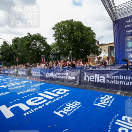 29.06.2025 - hella hamburg halbmarathon Zöllner http://msf.ph/oto/8418996 29.06.2025 10:30:06 Ziel 2689, 3189, 8190, 9634, 10270, 12308, 15507, 15672, 17768 meine-sportfotos.de