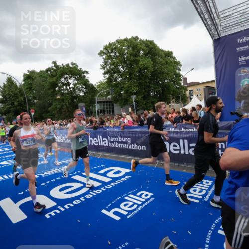 29.06.2025 - hella hamburg halbmarathon Zöllner http://msf.ph/oto/8419005 29.06.2025 10:52:14 Ziel 1482, 2397, 2595, 4837, 5032, 5087, 5093, 5378, 5482, 6897, 7732, 9082, 12135, 12580, 13726, 14248, 14300, 15275, 15829, 16003, 16320, 16591, 16666, 17033, 17130, 18475, 18801 meine-sportfotos.de