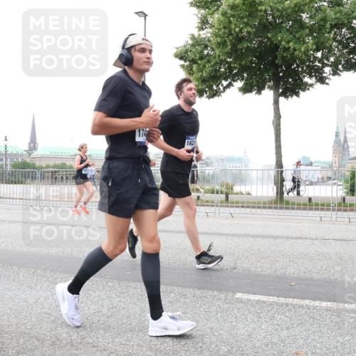 29.06.2025 - hella hamburg halbmarathon Lena Gebhardt http://msf.ph/oto/8419016 29.06.2025 10:52:12 Lombardsbrücke 4087, 174, 162, 1418, 1978, 2528, 3038, 3645, 4087, 4273, 4436, 4598, 4606, 4815, 5062, 5262, 5534, 6386, 6403, 6404, 6406, 6456, 6604, 6671, 6947, 6985, 7682, 7690, 7691, 7735, 7812, 8194, 8196, 8250, 8251, 8621, 9103, 9220, 9368, 9460, 9590, 9594, 9673, 9730, 9731, 10080, 10296, 10342, 10533, 10634, 10673, 10693, 10830, 10884, 11084, 11101, 11126, 11127, 11297, 11375, 11736, 11899, 11974, 12065, 12546, 12558 meine-sportfotos.de