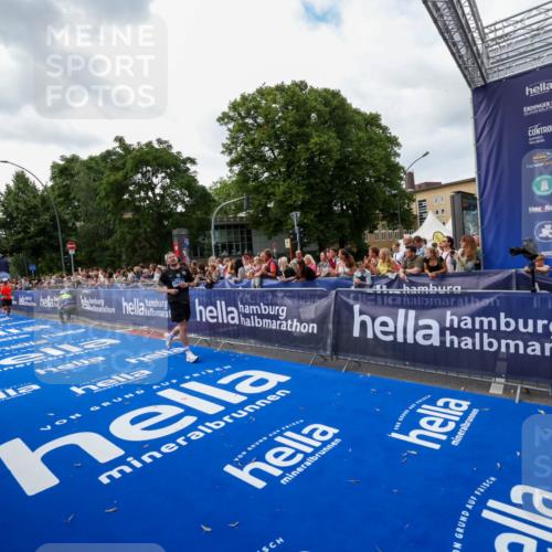 29.06.2025 - hella hamburg halbmarathon Zöllner http://msf.ph/oto/8419023 29.06.2025 10:30:06 Ziel 2689, 3189, 8190, 9634, 10270, 12308, 15507, 15672, 17768 meine-sportfotos.de