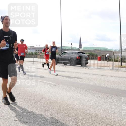 29.06.2025 - hella hamburg halbmarathon Lena Gebhardt http://msf.ph/oto/8419033 29.06.2025 10:18:10 Lombardsbrücke 2921, 11949, 1554, 11450, 1159, 1160, 1268, 1274, 1325, 1458, 1554, 1622, 1641, 1749, 1982, 2087, 2094, 2147, 2335, 2634, 2931, 3125, 3138, 3292, 3321, 3482, 3977, 4710, 4738, 4804, 5004, 5290, 5611, 5733, 5909, 6270, 6332, 7094, 7641, 7649, 7838, 7882, 7883, 8067, 8128, 8144, 8248, 8607, 8799, 9222, 9400, 9539, 9717, 9734, 9798, 9834, 9844, 9964, 10174, 10332, 10509, 10659, 10908, 12498, 13341 meine-sportfotos.de