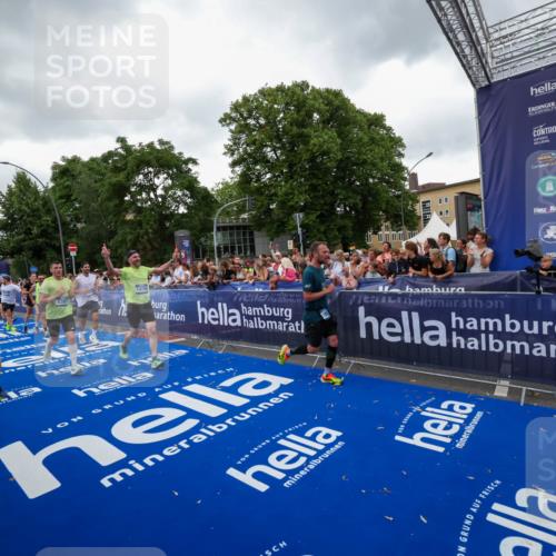 29.06.2025 - hella hamburg halbmarathon Zöllner http://msf.ph/oto/8419050 29.06.2025 10:52:16 Ziel 1482, 2397, 4419, 4837, 5032, 5087, 5093, 5482, 6897, 9074, 9082, 12135, 13726, 14248, 14300, 15275, 16003, 16320, 16591, 17033, 17130, 18475, 18801 meine-sportfotos.de