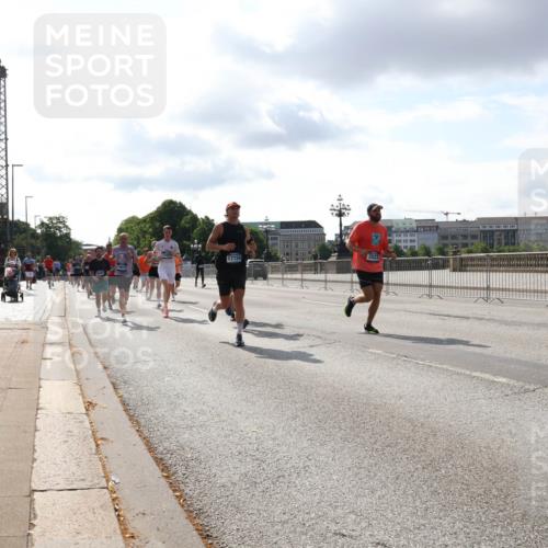 29.06.2025 - hella hamburg halbmarathon Lena Gebhardt http://msf.ph/oto/8419059 29.06.2025 09:51:23 Lombardsbrücke 17724, 3523, 1136, 1256, 1441, 1520, 1570, 1677, 1903, 1912, 1920, 1941, 1962, 2579, 2880, 2972, 3523, 3700, 3947, 4297, 4634, 4759, 4843, 4854, 4888, 4889, 4999, 5087, 5275, 5375, 5387, 5410, 6429, 6593, 6639, 6721, 6901, 7105, 7116, 7284, 7363, 7378, 7635, 7693, 7962, 8091, 8122, 8319, 8871, 8966, 9114, 9262, 9313, 9364, 9371, 9380, 9755, 9833, 9885, 10193, 10415, 10469, 10480, 10669, 11049, 11417, 11907, 11959, 12153, 14201 meine-sportfotos.de