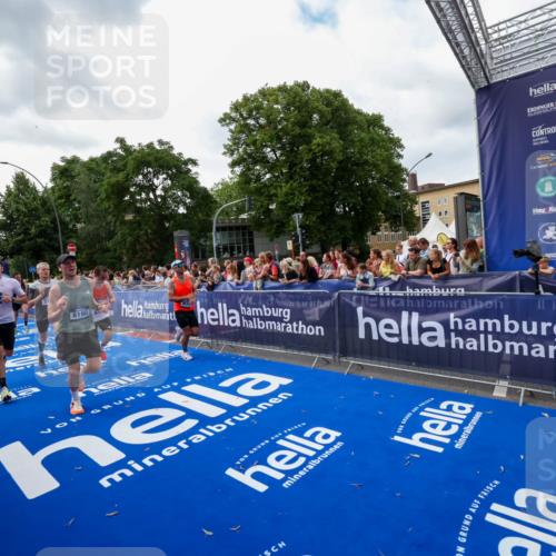 29.06.2025 - hella hamburg halbmarathon Zöllner http://msf.ph/oto/8419072 29.06.2025 10:30:09 Ziel 1758, 2689, 3189, 8190, 9634, 10270, 12308, 15507, 17768 meine-sportfotos.de