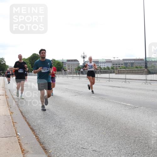 29.06.2025 - hella hamburg halbmarathon Lena Gebhardt http://msf.ph/oto/8419089 29.06.2025 10:27:21 Lombardsbrücke 4020, 15108, 7314, 1530, 1793, 1973, 2045, 2306, 2775, 4358, 4372, 5285, 5494, 5495, 5707, 5825, 6214, 6259, 6637, 7234, 7314, 7944, 8056, 8281, 9349, 10077, 10158, 10465, 11110, 11256, 11766, 12500, 13462, 14020, 14021, 14206, 15108, 15641, 16479, 17049, 17427, 17445, 17791, 18012, 18097, 18766, 18962, 18976, 18978 meine-sportfotos.de