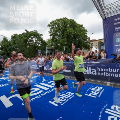 29.06.2025 - hella hamburg halbmarathon Zöllner http://msf.ph/oto/8419095 29.06.2025 10:52:17 Ziel 2397, 4419, 4837, 5032, 5087, 5482, 6164, 6897, 7896, 9074, 9082, 12135, 13726, 14248, 14300, 15275, 15446, 16003, 16320, 16591, 17033, 17130, 18475 meine-sportfotos.de