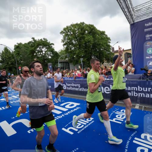 29.06.2025 - hella hamburg halbmarathon Zöllner http://msf.ph/oto/8419102 29.06.2025 10:52:17 Ziel 2397, 4419, 4837, 5032, 5087, 5482, 6164, 6897, 7896, 9074, 9082, 12135, 13726, 14248, 14300, 15275, 15446, 16003, 16320, 16591, 17033, 17130, 18475 meine-sportfotos.de