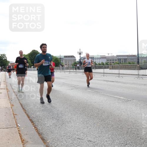 29.06.2025 - hella hamburg halbmarathon Lena Gebhardt http://msf.ph/oto/8419105 29.06.2025 10:27:21 Lombardsbrücke 402, 15108, 7314, 1530, 1793, 1973, 2045, 2306, 2775, 4358, 4372, 5285, 5494, 5495, 5707, 5825, 6214, 6259, 6637, 7234, 7314, 7944, 8056, 8281, 9349, 10077, 10158, 10465, 11110, 11256, 11766, 12500, 13462, 14020, 14021, 14206, 15108, 15641, 16479, 17049, 17427, 17445, 17791, 18012, 18097, 18766, 18962, 18976, 18978 meine-sportfotos.de