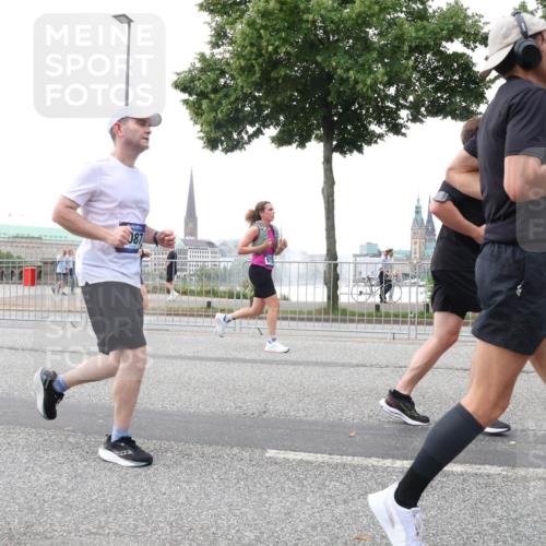 29.06.2025 - hella hamburg halbmarathon Lena Gebhardt http://msf.ph/oto/8419111 29.06.2025 10:52:13 Lombardsbrücke 087, 1418, 1978, 2528, 3038, 3645, 4087, 4273, 4436, 4598, 4606, 4815, 5062, 5262, 5534, 6386, 6403, 6404, 6406, 6456, 6604, 6671, 6985, 7682, 7690, 7691, 7735, 7812, 8194, 8196, 8250, 8251, 8621, 9103, 9220, 9368, 9460, 9590, 9594, 9673, 9730, 9731, 10080, 10296, 10342, 10533, 10634, 10673, 10693, 10830, 10884, 11084, 11101, 11126, 11127, 11297, 11375, 11736, 11899, 11974, 12065, 12546, 12558 meine-sportfotos.de