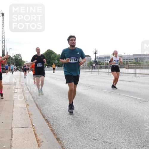 29.06.2025 - hella hamburg halbmarathon Lena Gebhardt http://msf.ph/oto/8419130 29.06.2025 10:27:22 Lombardsbrücke 402, 15108, 7314, 1530, 1793, 2045, 2306, 2775, 4358, 4372, 5285, 5494, 5495, 5707, 5825, 6214, 6259, 6637, 7234, 7314, 7764, 7944, 8056, 8281, 9349, 10077, 10158, 10412, 10413, 10465, 11110, 11256, 11766, 12500, 13462, 14020, 14021, 14206, 15108, 15641, 16479, 17049, 17427, 17445, 17791, 18012, 18097, 18766, 18976, 18978 meine-sportfotos.de