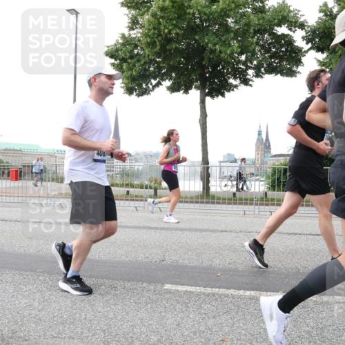 29.06.2025 - hella hamburg halbmarathon Lena Gebhardt http://msf.ph/oto/8419139 29.06.2025 10:52:13 Lombardsbrücke 400, 1418, 1978, 2528, 3038, 3645, 4087, 4273, 4436, 4598, 4606, 4815, 5062, 5262, 5534, 6386, 6403, 6404, 6406, 6456, 6604, 6671, 6985, 7682, 7690, 7691, 7735, 7812, 8194, 8196, 8250, 8251, 8621, 9103, 9220, 9368, 9460, 9590, 9594, 9673, 9730, 9731, 10080, 10296, 10342, 10533, 10634, 10673, 10693, 10830, 10884, 11084, 11101, 11126, 11127, 11297, 11375, 11736, 11899, 11974, 12065, 12546, 12558 meine-sportfotos.de