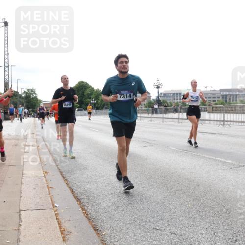 29.06.2025 - hella hamburg halbmarathon Lena Gebhardt http://msf.ph/oto/8419156 29.06.2025 10:27:22 Lombardsbrücke 4020, 15108, 7314, 7234, 1530, 1793, 2045, 2306, 2775, 4358, 4372, 5285, 5494, 5495, 5707, 5825, 6214, 6259, 6637, 7234, 7314, 7764, 7944, 8056, 8281, 9349, 10077, 10158, 10412, 10413, 10465, 11110, 11256, 11766, 12500, 13462, 14020, 14021, 14206, 15108, 15641, 16479, 17049, 17427, 17445, 17791, 18012, 18097, 18766, 18976, 18978 meine-sportfotos.de