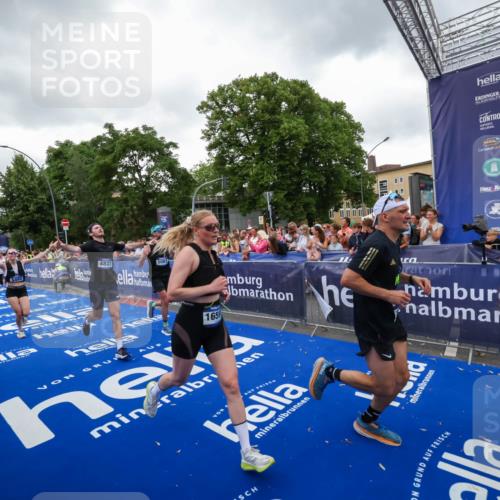 29.06.2025 - hella hamburg halbmarathon Zöllner http://msf.ph/oto/8419160 29.06.2025 10:52:20 Ziel 4140, 4419, 4587, 4837, 5032, 5087, 5482, 6164, 7896, 9074, 12135, 13707, 14300, 15275, 15446, 16003, 16591, 17130, 17773, 18475 meine-sportfotos.de